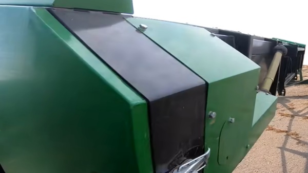 Вид жатки сзаду. Соняшникова жатка ЖСН-9 дев'ятиметрова